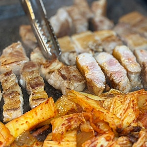[합정 맛집] 돼지기름에 구운 묵은지가 예술인 '마부자생삼겹살' 내돈내산 후기