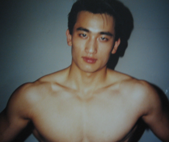 "재벌집 금수저인 줄 알았는데…" 13살 부모 이혼 후 미국으로 건너가 웨이터 보조로 가족 먹....