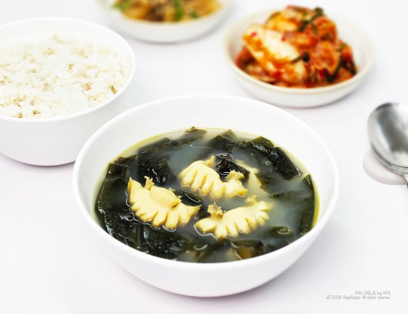 미역국 참기름에 볶아서 끓이나요? 참기름 안 볶는 건강한 전복 미역국 끓이는 법 레시피