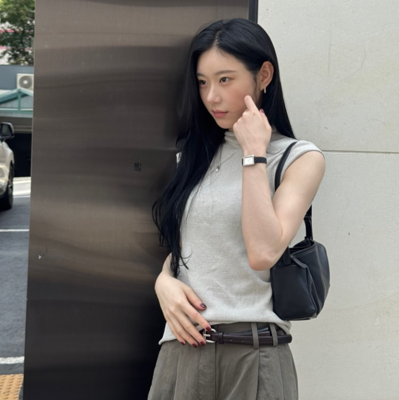 옷은 현실적인데 시계가... 요즘따라 입고 싶은 연예인 1위 채령 데일리룩의 반전