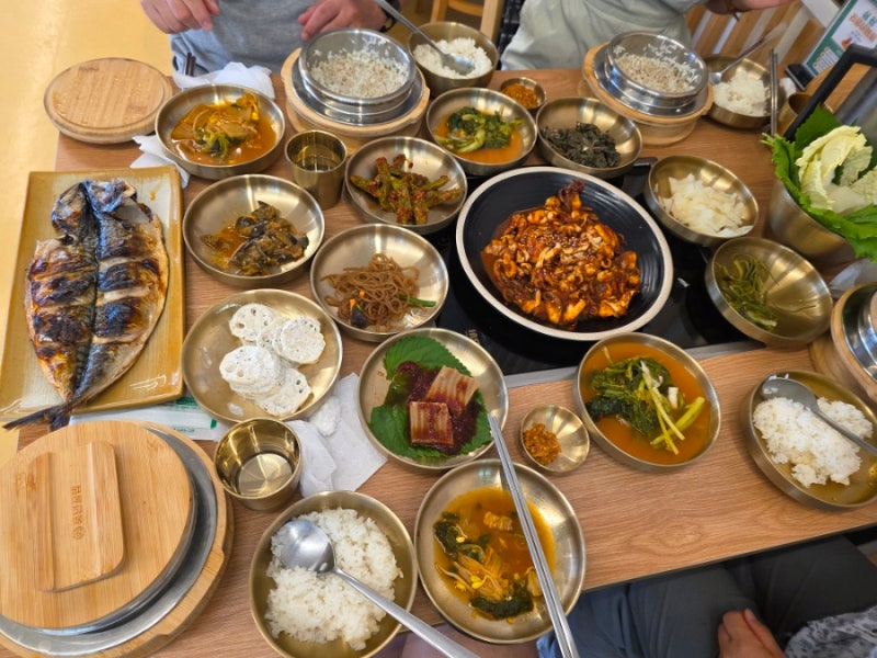 시흥 물왕저수지 맛집 성찬 한상 가득 차려지는 집밥 같은 한 끼, 직화 쭈꾸미부터 돼지불백....