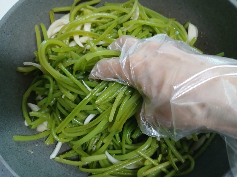고구마 줄기 볶음 레시피 고구마 순 볶음 맛있게 만드는 법 고구마 줄기 나물 요리