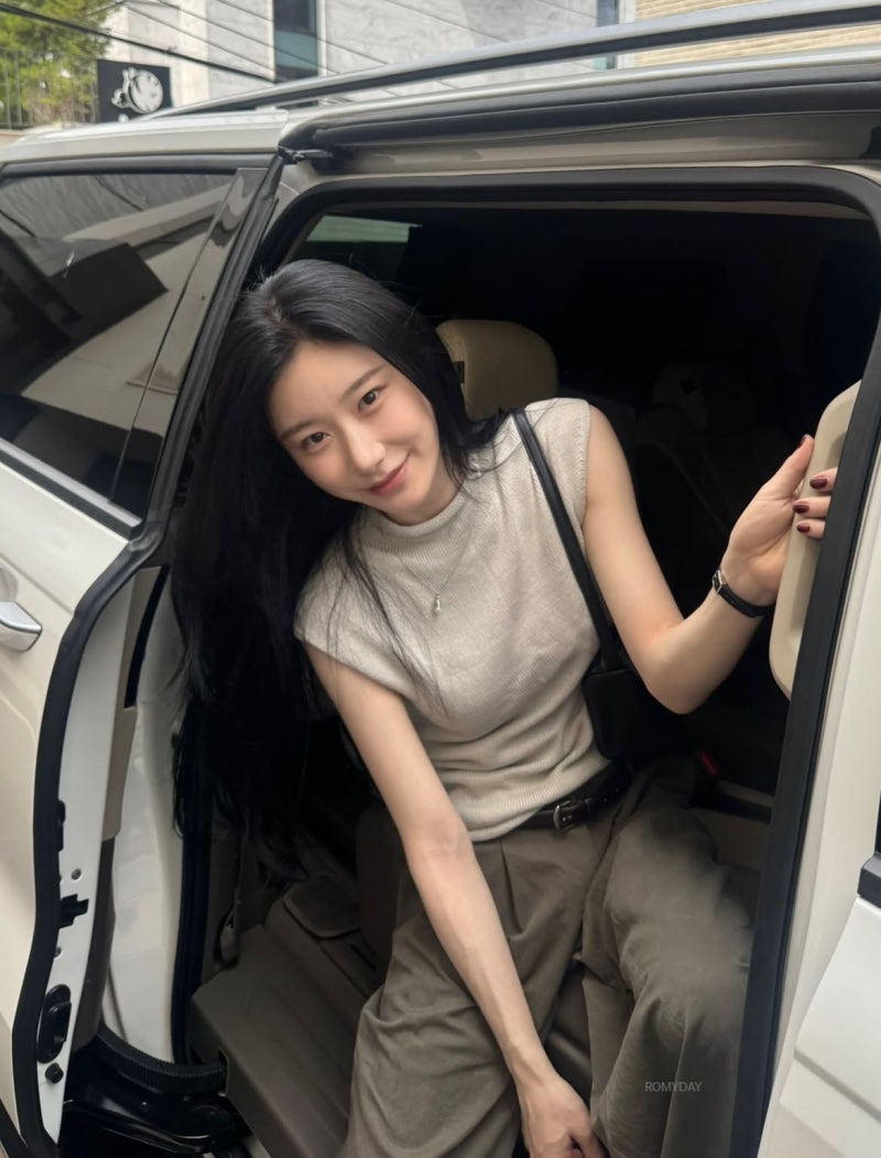 스파 브랜드 고수 였네... 문의 폭주한 채령 마시모두띠 니트 코디