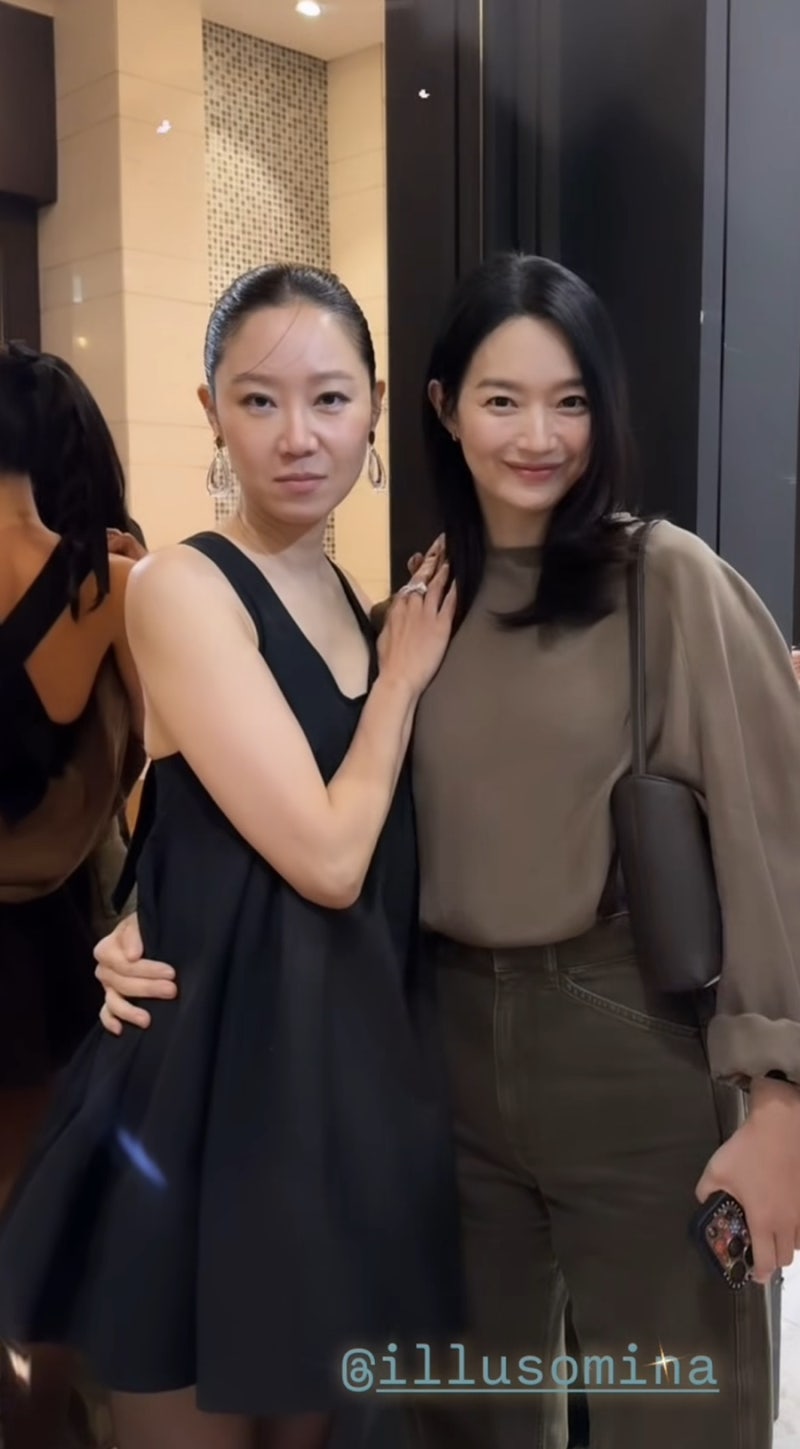 공효진 옆 신민아, 결혼 후 더 우아해졌네…가방 봤더니 ‘455만원’ 더로우였다