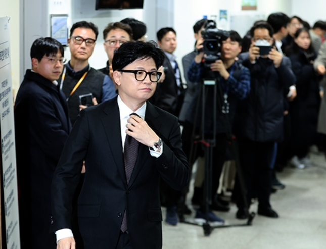 [긴급속보] 한동훈 복당 신청만 하면 되는 줄 알았는데 ‘5년 금지’ 남아 있다…최고위 한 ....