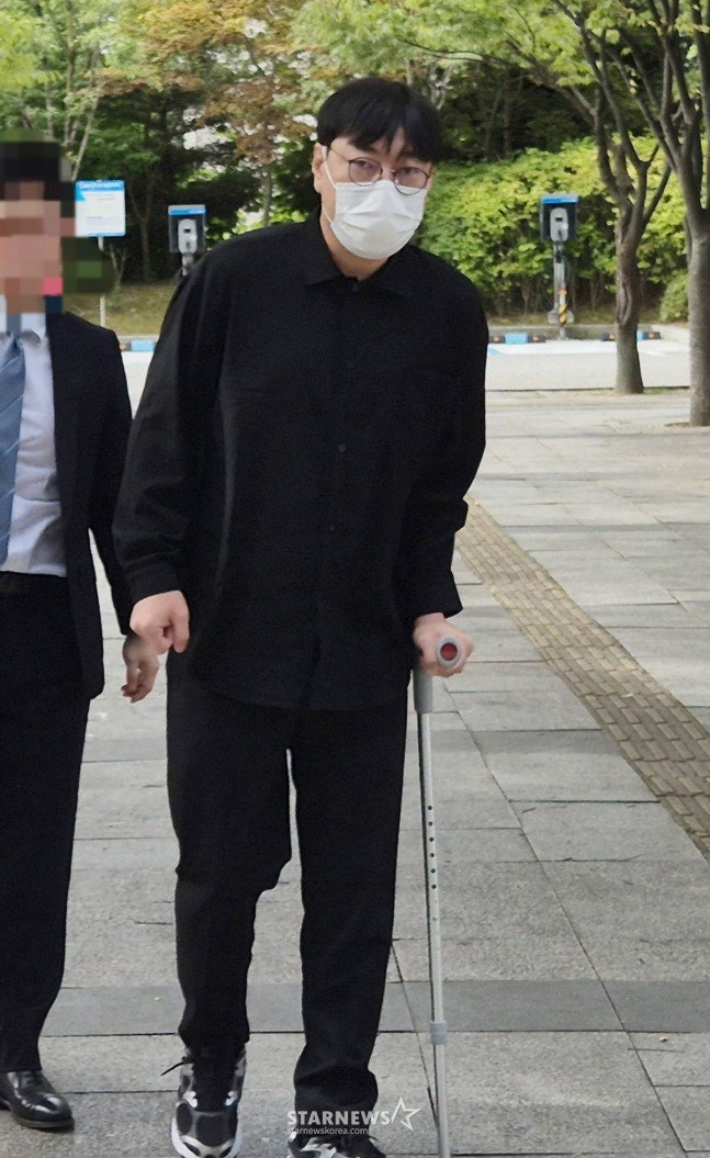 이진호, 뇌출혈 후 목발 짚고 법정 출석…도박·음주운전 모두 인정