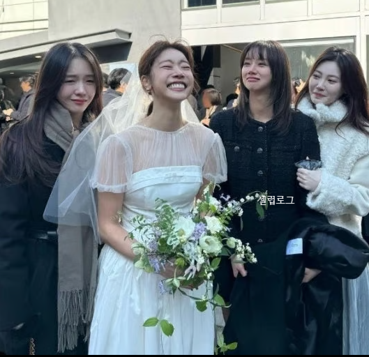 걸스데이 소진, <b>결혼</b>사진 다시 보게 만든 반전…이 웨딩드레스가 30....