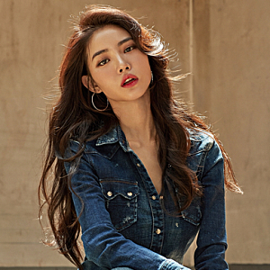 “혼자 보기 아까워...” 황금몸매 화보로 남겼다는 여배우 여자 청자켓 코디