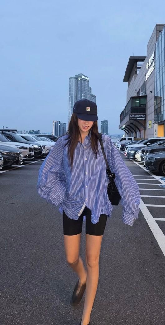 천만원대 명품백도 묻혔다…효민 오버핏 셔츠 아래 드러난 ‘극세사 각선미’