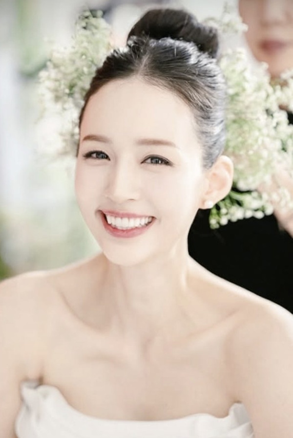 <b>KCM</b> 아내 <b>방예원</b>, <b>웨딩</b>사진 공개…“세금 5배 더 내세요” 반응 나온 ....
