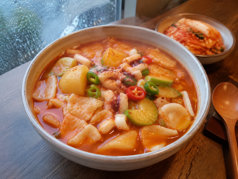 비 오는 날 저녁 뭐 먹지? 감자와 오징어를 넣은 얼큰 수제비 한 그릇