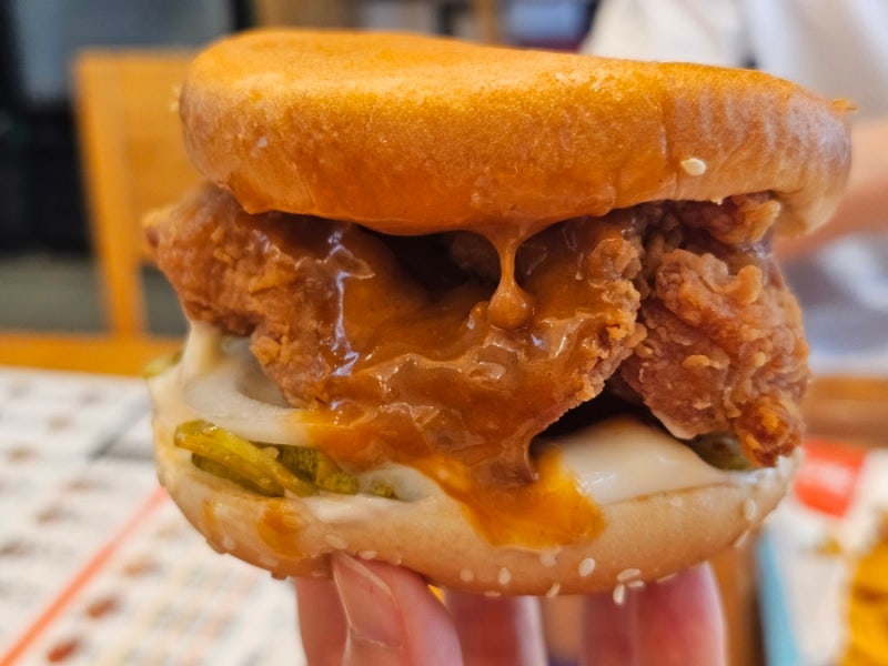 맘스터치 신메뉴 "매직풍 싸이버거" 후기｜김풍 야매 컬렉션, 이게 맛있어? 싶은데 맛있다 (....