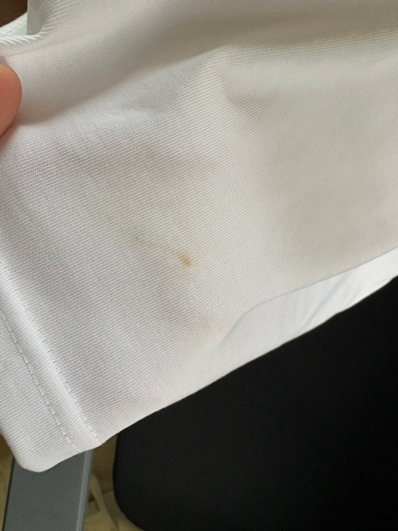 모자, 옷에 묻은 화장품 얼룩 지우기, 락스 없이도 충분! (다이소 꿀템)