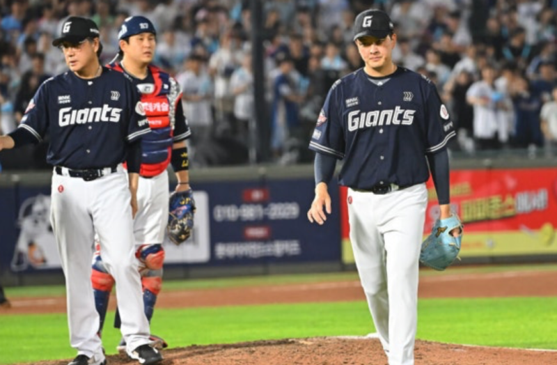 "기회한번 더 받았는데 또 0이닝 강판" 롯데 김원중 '예우는 여기까지, 마무리는 최준용?'