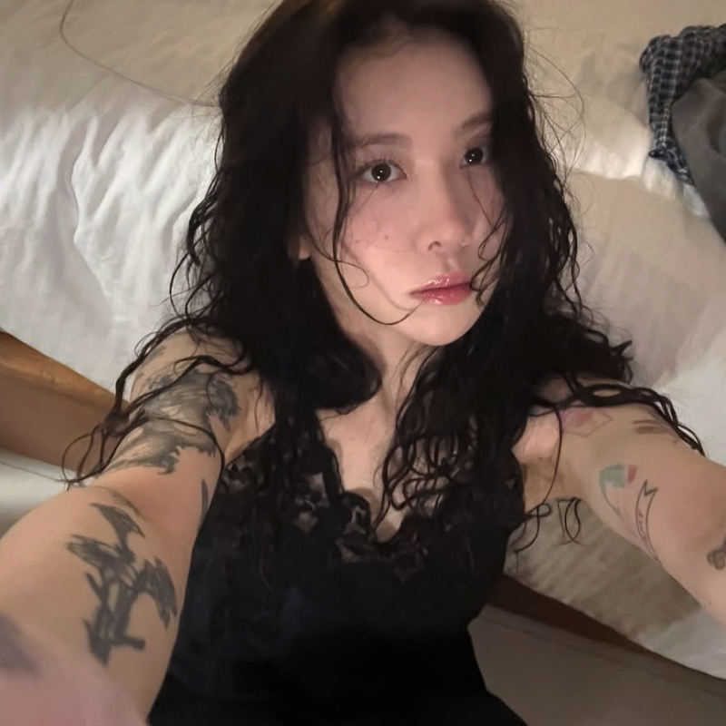 “속옷 아니야?” 난해한 레이스 나시도 힙하게 입은 백예린 사복 패션