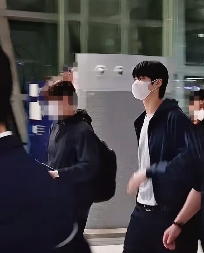 [On-site] Byeon Woo-seok Arrives at Bangkok Airport... Proves Asia Tour's Popularity Amidst Enthusiastic Thai Fans
