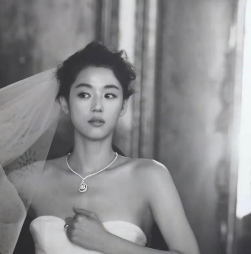 "This was 14 years ago?" Jun Ji-hyun's legendary wedding photoshoot: Unreleased cuts revealed, still stunning