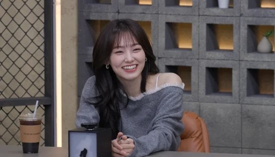 강미나 시구 논란의 진짜 정체…던진 게 아니라 '받은 쪽'이 문제였다
