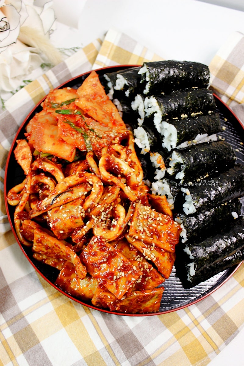 충무김밥레시피 매콤한 어묵오징어무침이 빠질 수 없지