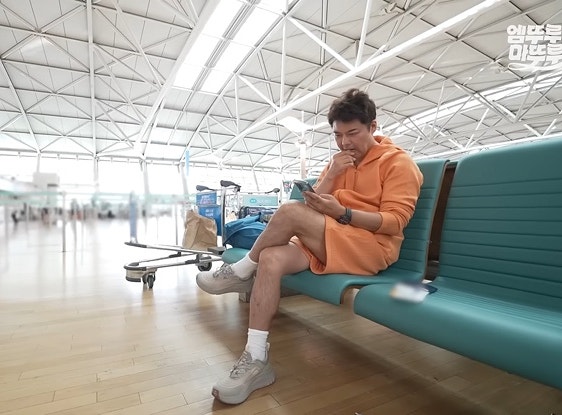 전현무가 <b>카자흐스탄</b> 즉흥 <b>여행</b>갈 때 착용한 30만원대 운동화 정체