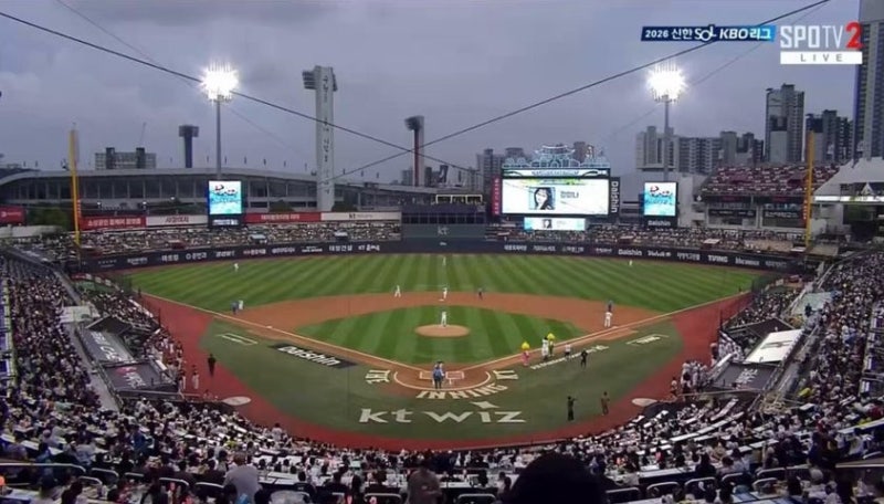 강미나 시구 한 장에 담긴 KBO 구단의 몇 주짜리 계산서