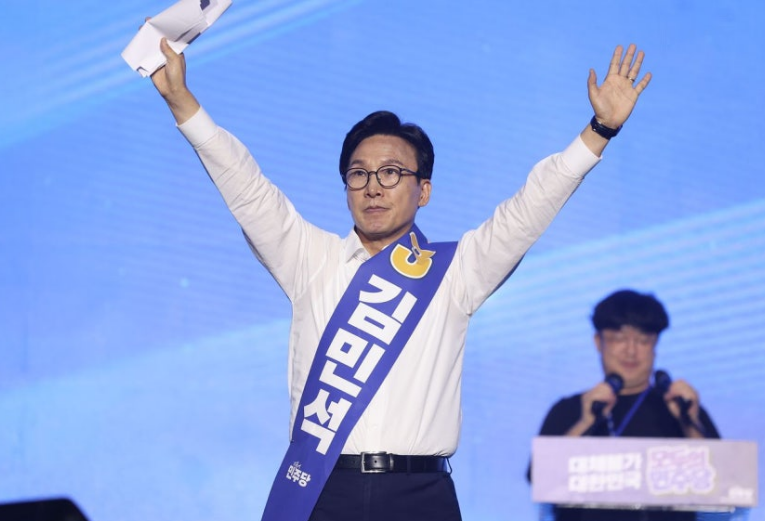 [긴급속보] 민주당 새 대표 김민석 확정, 54.08% 대역전…정청래와 초접전 끝 ‘선호투표’가 ....