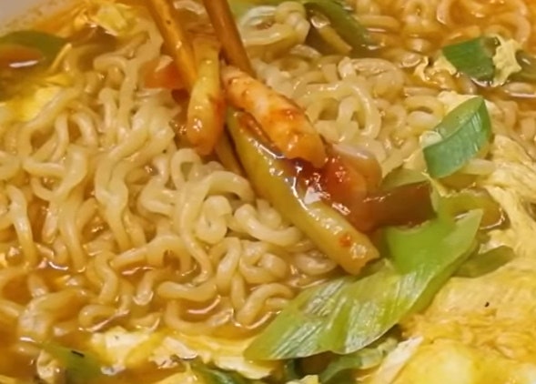 분식집 라면보다 10배 맛있게? 집에서도 국물 맛이 확 달라지는 라면 끓이는 법