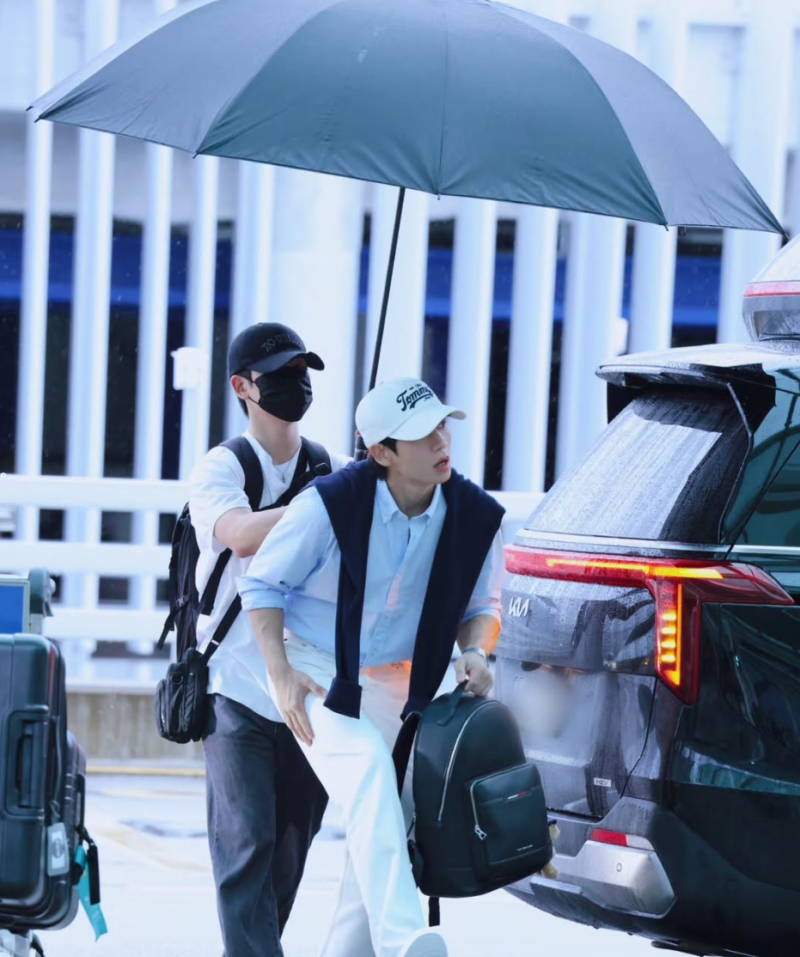 “엄마가 만들어준 제 따까리” 정해인 공항 ‘우산 갑질’ 오해, 알고 보니 매니저가 친동....