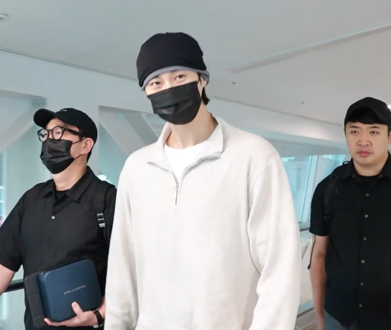 After Asia Fan Meeting, Returns on the Morning of the 17th... Byeon Woo-seok Hints at Rest Upon Arrival, Taking a Breather Before Next Schedule?