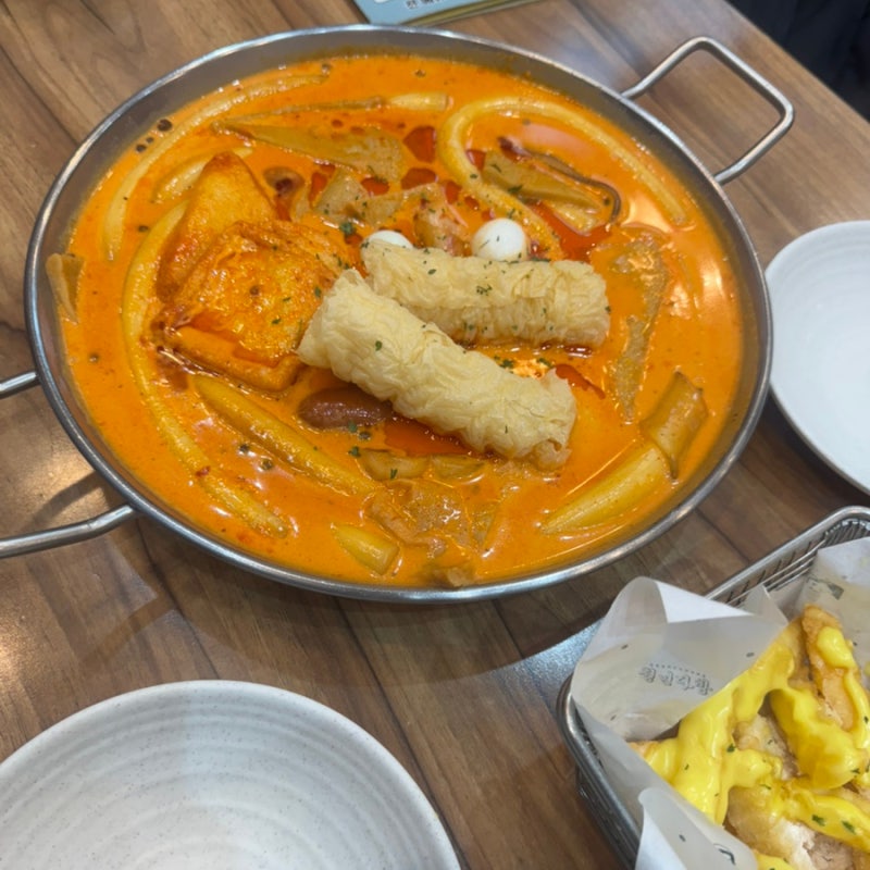 철산역 떡볶이 청년다방, 마라로제떡볶이와 버터갈릭감자튀김
