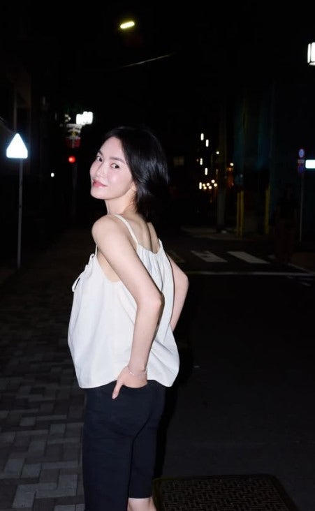 송혜교, 얼마나 마음에 들었길래 또 신었다…‘애착 신발’로 눈길 끈 오트리 운동화 패션정....