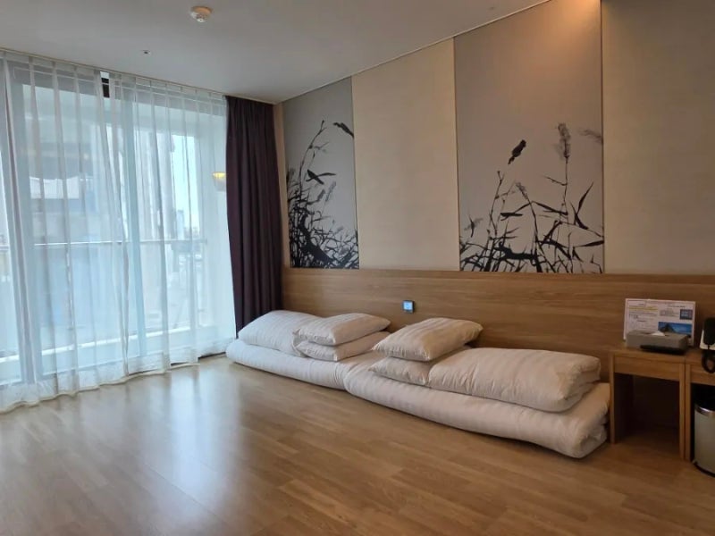 Gloucester Hotel Hamdeok Standard Ondol City View: A Review with an 8-Year-Old, Just a 3-Minute Walk from Hamdeok Beach