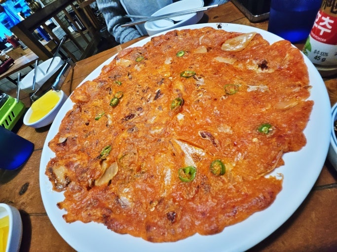 20년 동안 김치전 눅눅하게 부치셨다면, 이 반죽 비율 하나 안 지키신 겁니다