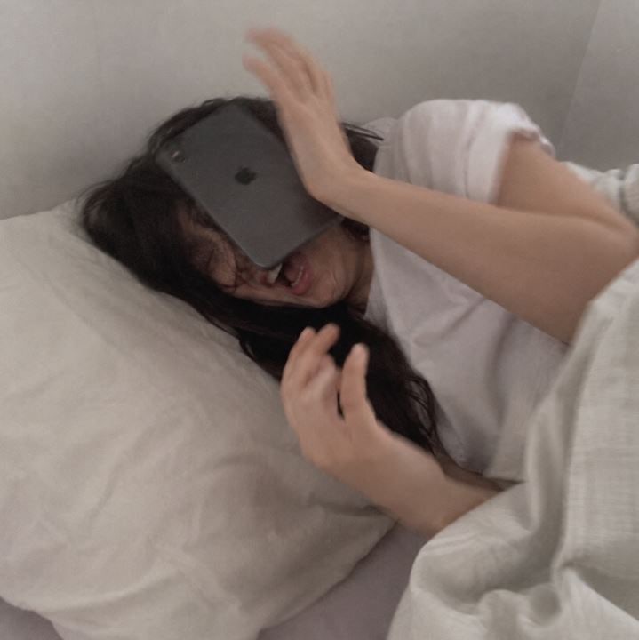 침대 꿀팁! 휴대폰 거치대 써보세요!! 짱 편해요..