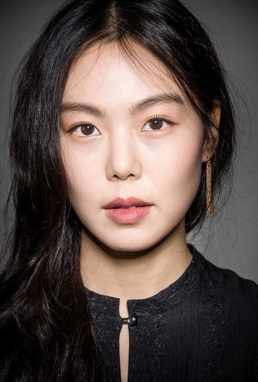 홍상수 35번째 영화가 로카르노 3관왕…김민희 눈물의 진짜 맥락