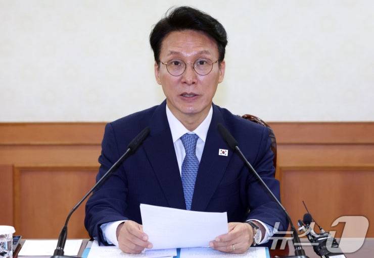 [정치 이슈] <b>탁자 위</b>에 구두 올린 정치인?… <b>김민석</b>, "피 안 통해서 ....