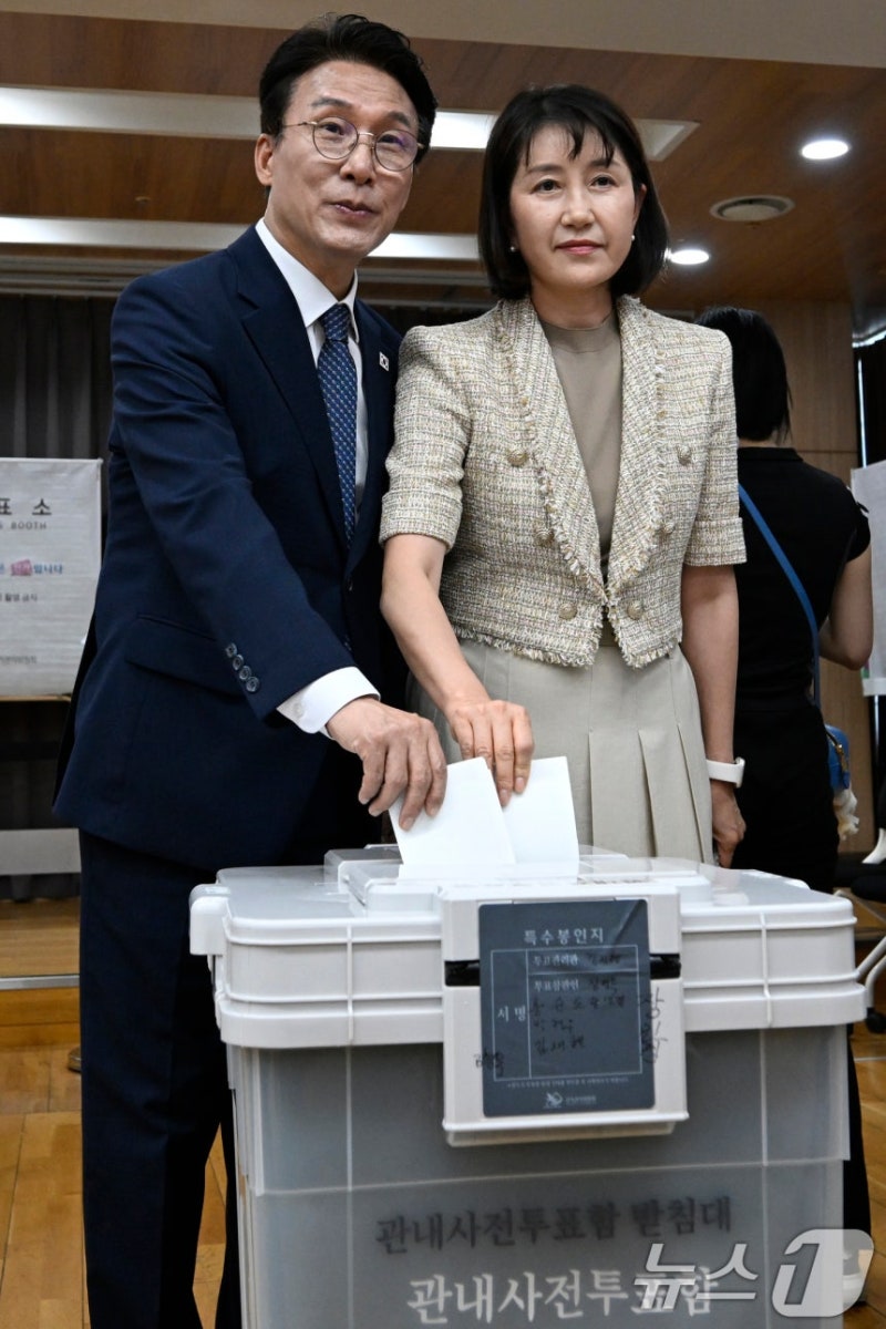김민석 당대표 프로필 고향 가족 관계 전 부인 김자영 아나운서 이혼 배우자 아내 이태린 형 ....