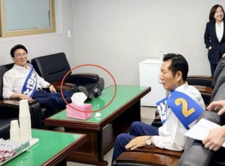 <b>김민석</b>, <b>탁자</b>에 <b>신발</b> 올린 사진 논란에 "스트레칭하던 것" 해명