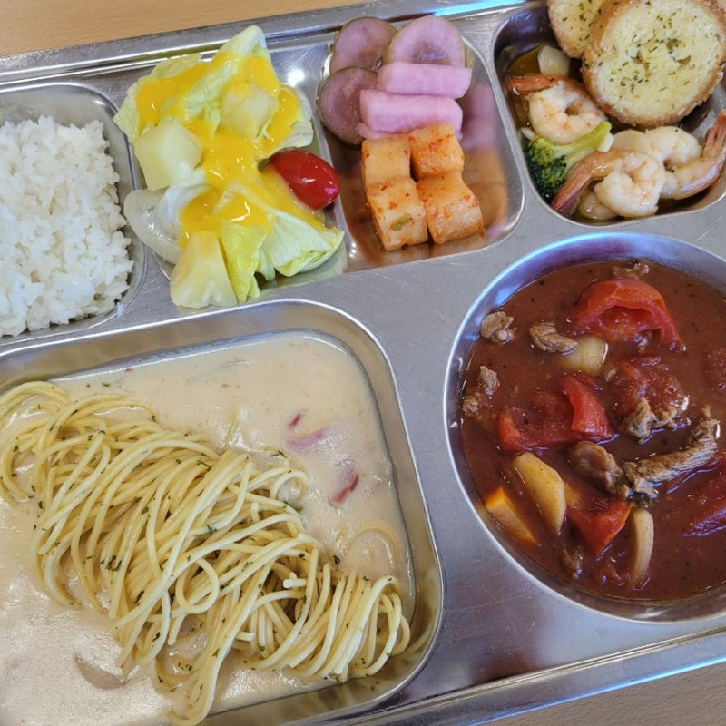 [급식메뉴] 감바스, 소고기토마토스튜 레시피｜ 크림파스타. 마늘바게트. 파인샐러드
