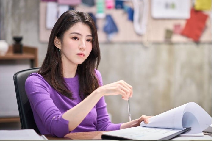한소희 패션 오피스룩 블라우스 어디꺼? 영화 인턴 스틸컷속 루에브르 패션
