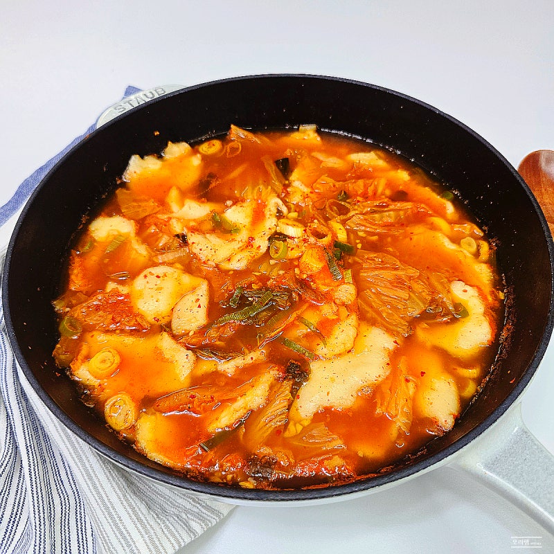 쫄깃함이 미쳤다! 얼큰 김치수제비 레시피 감자전분 수제비 반죽만들기