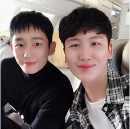 정해인 우산 씌워주던 훈남 매니저, 친동생이었다…“가족을 넘어선 관계”