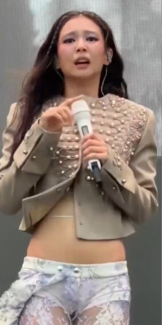 제니, 마이크·의상 논란 눈물 서머소닉 마지막 무대서 돌발 상황 겹쳐도 끝까지 공연