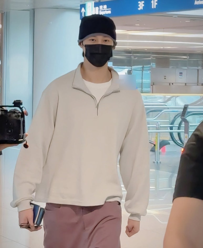 Byeon Woo-seok Arrives at Incheon Airport This Morning! Mask and Beanie... From Airport Fashion to Fan Service, 'As Expected...'