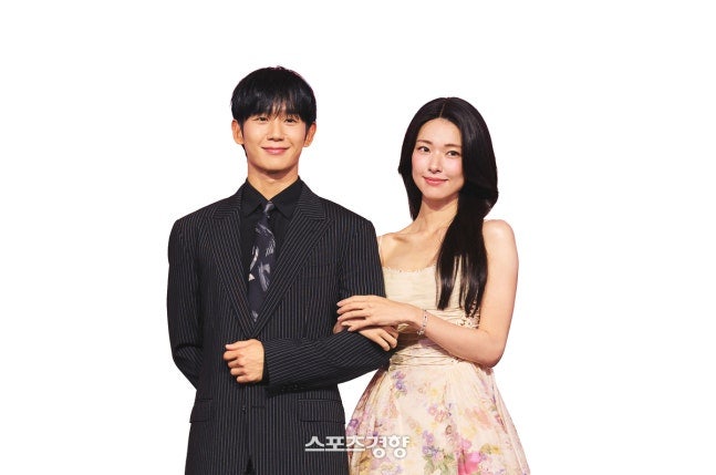 OMG! Jung Hae-in and Ha Young's Pro-Japanese Controversy: Canceled Interviews and Skipping 'Agami' Premiere... Why the Growing Interest?