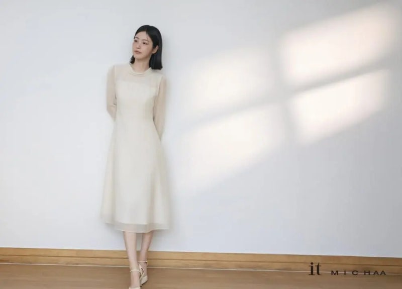 “긴팔인데 소매는 살짝 비쳤다”…신예은, 35만9천원 잇미샤 가을 원피스가 가벼워 보인 이....