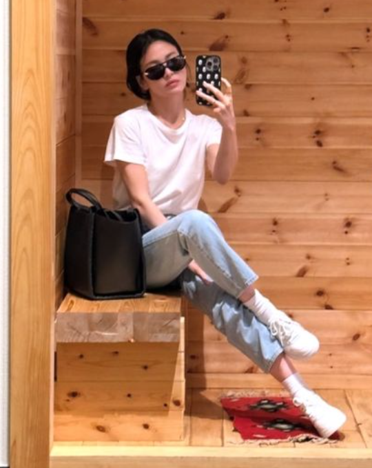 송혜교 흰티 청바지 꾸안꾸 코디(+제임스펄스, 보테가 베네타 코리에레, 놋 에비에이터 선글....