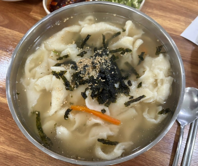 속초 맛집 '옛날수제비' 무생채가 매력적인 손칼국수·장칼국수·콩국수 전문점 추천 주차