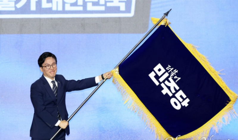 김민석, 민주당 새 당대표 선출...과거정치이력총정리 | 프로필 나이 학력 탈당 피선거권박탈