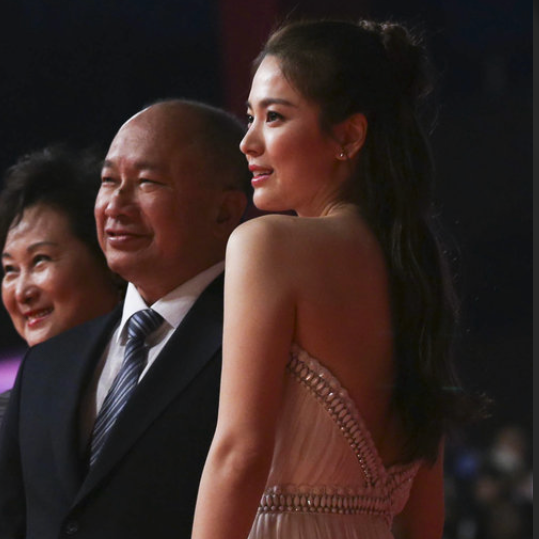 송혜교, 17세 모델 데뷔부터 2024 청룡영화상까지 레전드 드레스 모음